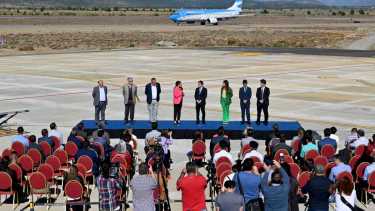 El ministro de Transporte de la nación, Diego Giuliano, y la gobernadora Carreras cortaron las cintas de la ampliación de la pista remota del aeropuerto de Bariloche. Foto: Chino Leiva