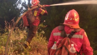 Un centenar de brigadistas combaten un incendio forestal en Epuyén, Chubut