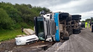 Un camión con carne volcó en Salta y la gente que pasaba se llevó 11000 kilos