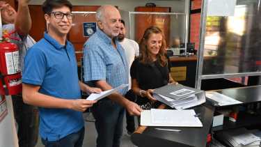 Esta mañana, Gustavo Casas, candidato a Gobernador, concurrió para registrar los candidatos de Unidad para la Victoria. Foto: Marcelo Ochoa.