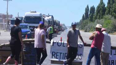 Continúa el reclamo de los policías retirados de Río Negro. Es sobre la Ruta Nacional 22 en Cervantes. Foto archivo César Izza