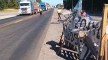 Imagen de Policías retirados aseguran que no cortarán el puente, en el primer día de la Fiesta de la Confluencia
