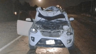 El auto Chery llevaba a bordo a una familia. El conductor fue enviado al hospital de Cutral Co. Foto: Radio Municipal Añelo.