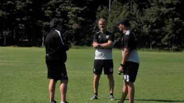Lovrincevich junto al preparador físico, Adrián Navarro y el kinesiólogo, Jorge Figueroa. (Fotos: Yamil Regules)