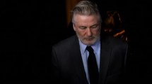 Imagen de Alec Baldwin acusado formalmente de homicidio: «distraído y poco entrenado» en el tiroteo fatal en el set