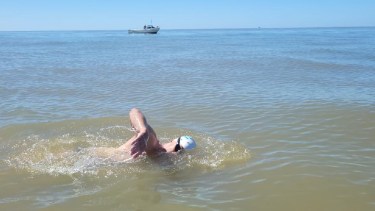 Uno de los atletas en pleno cruce del río de La Plata. 
