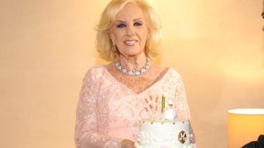 Mirtha Legrand festeja hoy, a pesar de la tristeza de haber despedido a su hermana gemela Goldie.-
