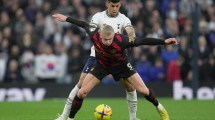 Imagen de El Cuti Romero le ganó el duelo a Julián Álvarez y vio la roja en Tottenham-City
