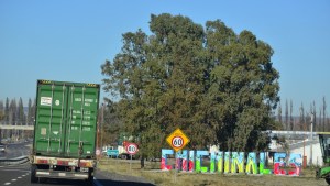 Dos motociclistas heridos tras chocar con una camioneta en Ruta 22, a la altura de Chichinales