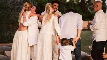 La familia de Manu Urcera estuvo presente durante el compromiso con Nicole Neumann, en Punta del Este.-