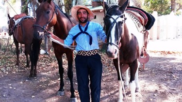 Hernán Diaz recorrió cerca de 400 kilómetros para llevarle flores a su madre. Foto Gentileza.  
