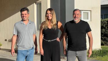 Mateo Canosa y Rodolfo Aguiar, con la flamante candidata a la vicegobernación,  Marcela Alejandra Roca. Foto: Gentileza