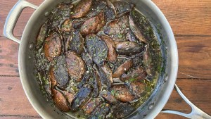 Este escabeche rápido de hongos portobello la rompe