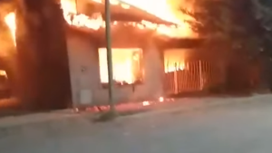 Una vivienda fue consumida por el fuego en Cinco Saltos, pero no encuentran al dueño