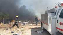 Imagen de Incendio en una gomería oscurecía el cielo en Roca