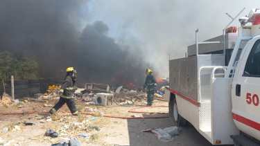 Incendio en una gomería oscurecía el cielo en Roca