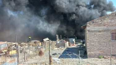El incendio se inició en un depósito de neumático de una gomeria en la zona cercana al aeropuerto. (Foto Luis Leiva)