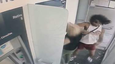 La mujer recibió un fuerte golpe en la cara. Foto captura de pantalla