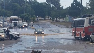 Video: impresionante tormenta en Las Grutas inundó varias zonas y afectó vehículos 