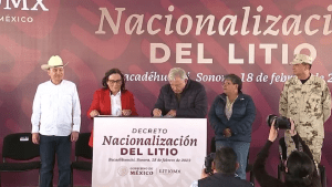 El presidente de México firmó un decreto para nacionalizar el litio