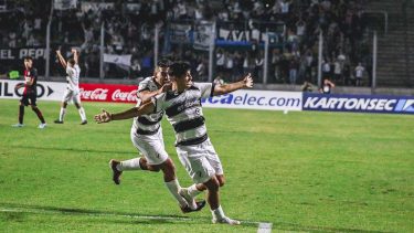 Claypole dio el golpe ante Newell's y pasó a 16avos.