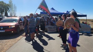 No hubo acuerdo con las comunidades Mapuche y continúa el corte frente al Mari Menuco