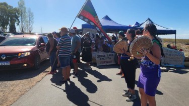 No hubo acuerdo con las comunidades Mapuche y continúa el cortes frente al Mari Menuco. 