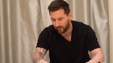 Lionel Messi tuvo por primera vez la camiseta con tres estrellas. Foto: Captura video