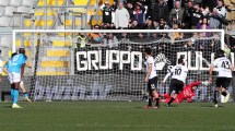 Imagen de Los hinchas del Spezia cantaron contra Maradona y Napoli los goleó 3 a 0