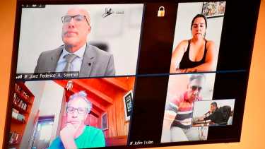 Pedro Jofré, abajo a la derecha, conectado por zoom. Ya no tiene el cabello rubio. (Matías Subat)