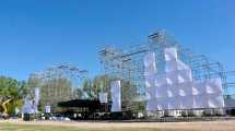 Imagen de Mirá a los intrépidos obreros armando el escenario de la Fiesta de la Confluencia