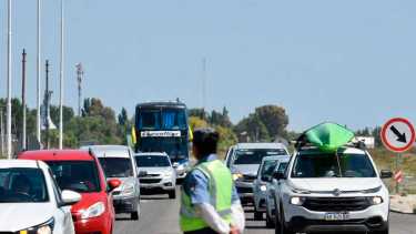 Intentó darse a la fuga de un control policial y se le paró el auto a pocos metros, en Centenario