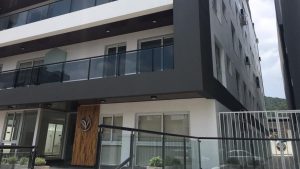 Una nena de 2 años se encuentra en grave estado tras caer de un 5to piso: apuntan contra la niñera
