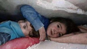 Videos: los hermanos que sobrevivieron bajo los escombros y otras historias tras el terremoto en Turquía