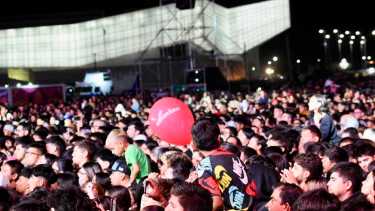 Desde las 18.30, el ingreso de gente a la Fiesta de la Confluencia fue incesante. (Foto Matías Subat) 