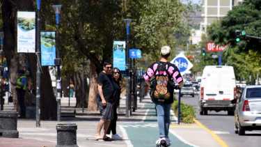 Reglas para circular en monopatín en Neuquén: con casco, pero sin seguro ni licencia