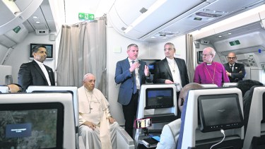 El papa brindó una conferencia en el vuelo de regreso al Vaticano.