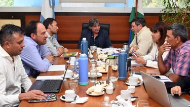 Entre las 18 seccionales del gremio ya circulan las grillas entregadas por Educación en la última paritaria en Trabajo donde se proyectan las subas. Foto Archivo: Marcelo Ochoa.