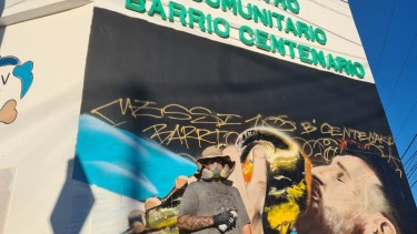 El artista plástico Damián Meco es el autor del mural (Foto: Andrea Vazquez)