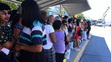 Esta mañana los usuarios no tuvieron que pagar el aumento del boleto en la empresa KoKo. foto: César Izza.