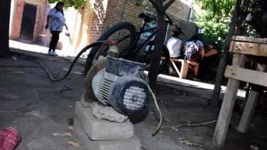 Algunos vecinos instalaron bombas para poder tener agua aunque no sea potable. Foto: Cesar Izza
