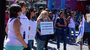 Unter reclamó en las calles por la situación edilicia de la Escuela Primaria 95 de Roca