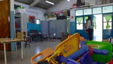 Desde el jardín montan paredes con los armarios para poder tener la sala que necesita. Foto: Cesar Izza