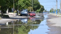 Imagen de Una «laguna» de cloacas complica a los vecinos de una calle de Roca