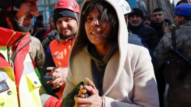 La hermana de la mujer rescatada de entre los escombros. Foto: Reuters.
