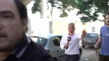 El momento en el que el tío de Máximo Thomsen agrede al equipo periodístico.
