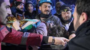Otro milagro en Turquía: rescataron a una mujer de 70 años que estuvo 212 horas bajo los escombros