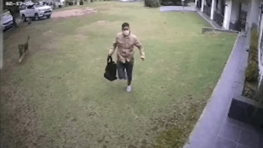 Invadido por la desesperación un padre evitó que un delincuente secuestrara a su hijo tras un asalto en una ciudad de Córdoba. Foto Captura.
