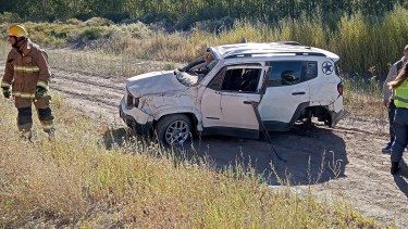 Volcó una camioneta con turistas de Buenos Aires en la ruta 237, en el inicio del fin de semana largo 