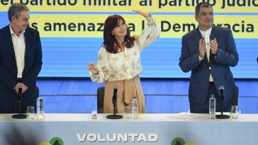 Cristina Kirchner durante el último acto en el que habló, junto al ecuatoriano Ángel Correa y el español Rodríguez Zapatero. 